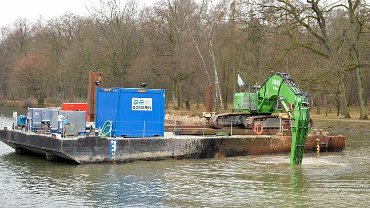 Das Ponton kann sich auch mithilfe des Baggers fortbewegen.  Foto: Ronald Rinklef
