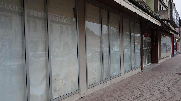 Hinter den zugeklebten Fenstern in Euerdorf wird gearbeitet.