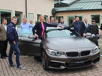 BMW-Mitarbeiterin Manuela Rimbeck übergibt die Autoschlüssel an KFZ-Lehrer Robert Pfaller.  Foto: Jana Röckelein