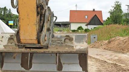 Zum Glück bleibt das Haus vom Bagger verschont.  Foto: Schreiber