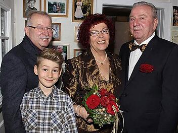 Peter und Angelika Reichenbacher mit ihrem jüngsten Enkel Jano. Zum Ehejubiläum gratulierte auch Bürgermeister Friedrich Gleitsmann (links). Foto: Evi Seeger