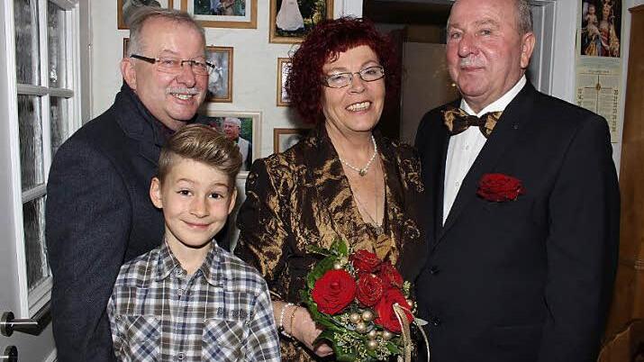 Peter und Angelika Reichenbacher mit ihrem jüngsten Enkel Jano. Zum Ehejubiläum gratulierte auch Bürgermeister Friedrich Gleitsmann (links). Foto: Evi Seeger