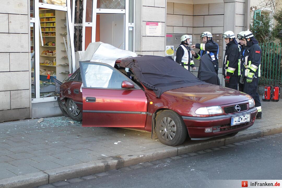 Auto kracht rückwärts in Reformhaus