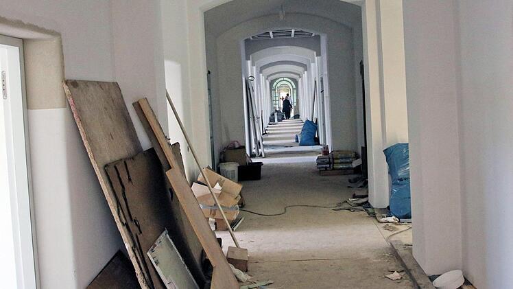 Die langen Flure im Luitpoldbad. Überall haben die Handwerker noch zu tun, stehen Eimer, Säcke und Platten herum.