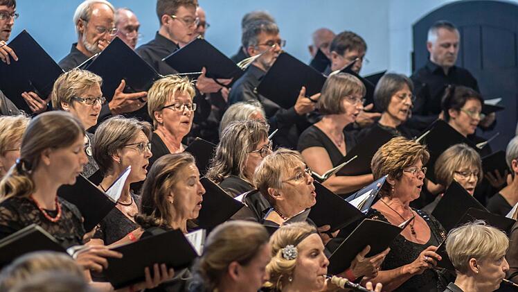 Die Coburger Bachnacht unter der Leitung von Peter Stenglein lockte zahlreiche Zuhörer an mit ihrem vielseitigen Programm. Foto: Jochen Berger