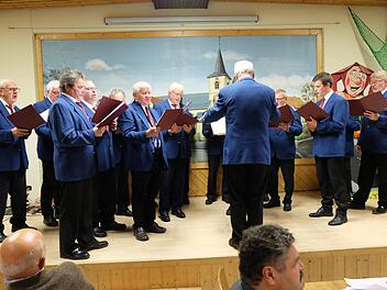 Bei der  DJK wird nicht nur Fu&szlig;ball gespielt. Es gibt auch einen Chor und der gestaltete den Festabend zum 50-j&auml;hrigen Jubil&auml;um mit. Foto: Philipp Bauernschubert