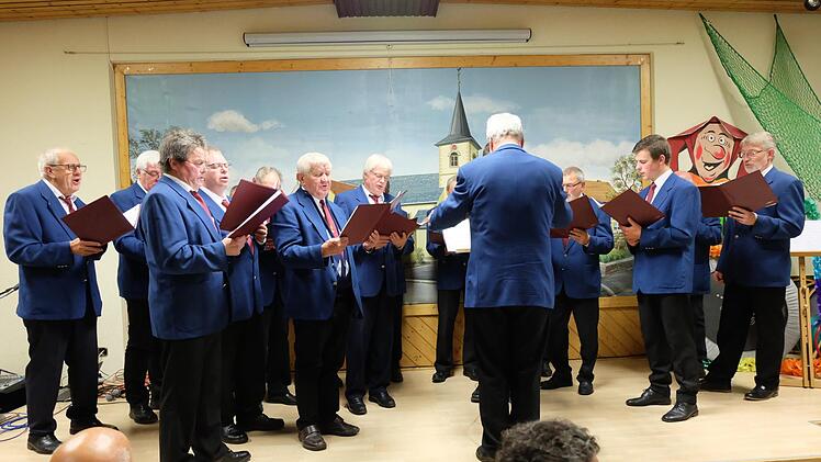 Bei der  DJK wird nicht nur Fu&szlig;ball gespielt. Es gibt auch einen Chor und der gestaltete den Festabend zum 50-j&auml;hrigen Jubil&auml;um mit. Foto: Philipp Bauernschubert