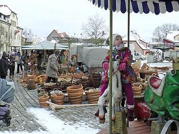 Ein reichhaltiges Angebot für die erwachsenen Besucher und Vergnügen für die Kleinen verspricht der Sander Wein- und Korbmarkt. Unser Bild entstand bei einem früheren Markt, als sogar noch Schnee lag.  Foto: cl/Archiv