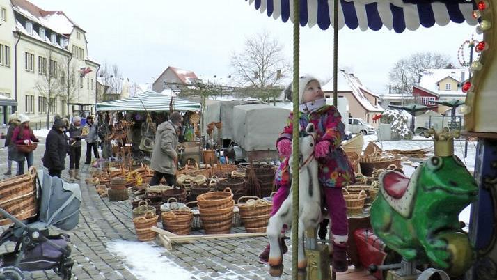 Ein reichhaltiges Angebot für die erwachsenen Besucher und Vergnügen für die Kleinen verspricht der Sander Wein- und Korbmarkt. Unser Bild entstand bei einem früheren Markt, als sogar noch Schnee lag.  Foto: cl/Archiv