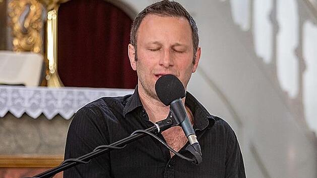 Beeindruckend waren die Lieder des christlichen Songpoeten Andi Weiss beim Sommerkonzert anl&auml;sslich des Michelauer Kirchenjubil&auml;ums. Foto: Klaus Gagel