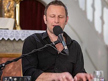 Beeindruckend waren die Lieder des christlichen Songpoeten Andi Weiss beim Sommerkonzert anlässlich des Michelauer Kirchenjubiläums. Foto: Klaus Gagel