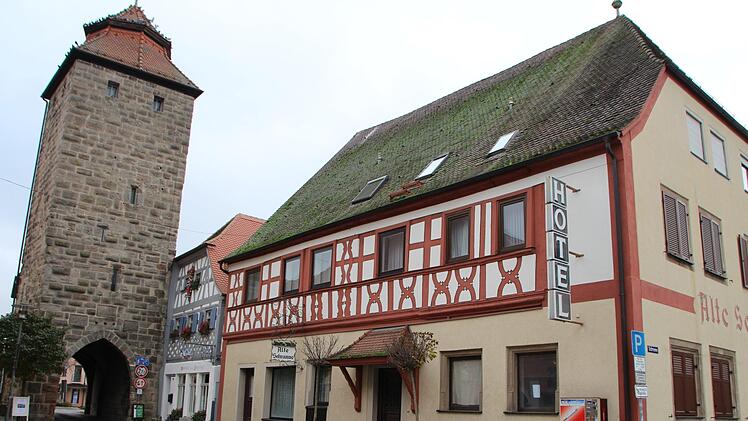 In den Hotelgasthof Alte Schranne in Höchstadt zieht nach Jahren wieder Leben ein.  Foto: Andreas Dorsch