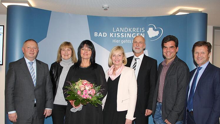 Glückwünsche für Schulrätin Birgit Herré (mit Blumenstrauß) überbringen: Landrat Thomas Bold (von links), Regierungsschuldirektorin Maria Walter, Schulamtsdirektorin Cornelia Krodel, Bad Kissingens Oberbürgermeister Kay Blankenburg, Personalratsvorsitzender Andreas Albert, Regierungsschuldirektor Bertram Odoj. Foto: Ulrike Müller