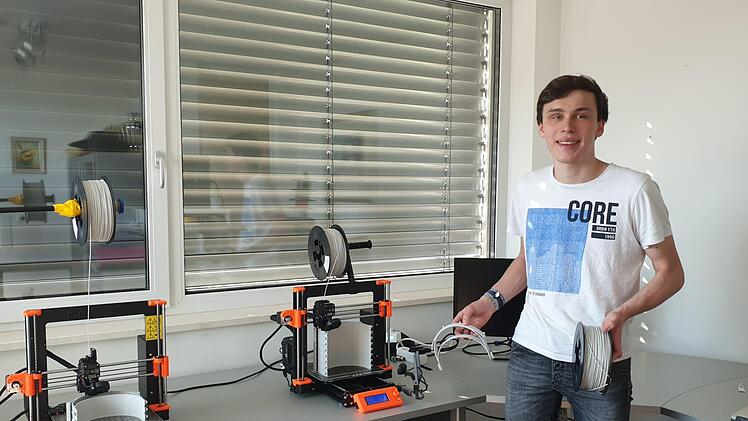 Der 17-jährige Paul Maier aus Steppach druckt Schutzmasken.