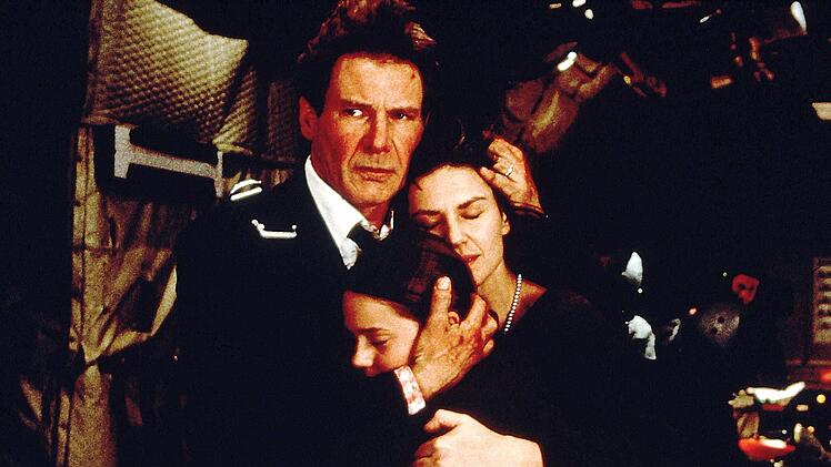 Terroristen kidnappen die Boeing des amerikanischen Pr&auml;sidenten (Harrison Ford) und bedrohen das Leben seiner Frau (Wendy Crewson) und Tochter (Liesel Matthews, Mitte).