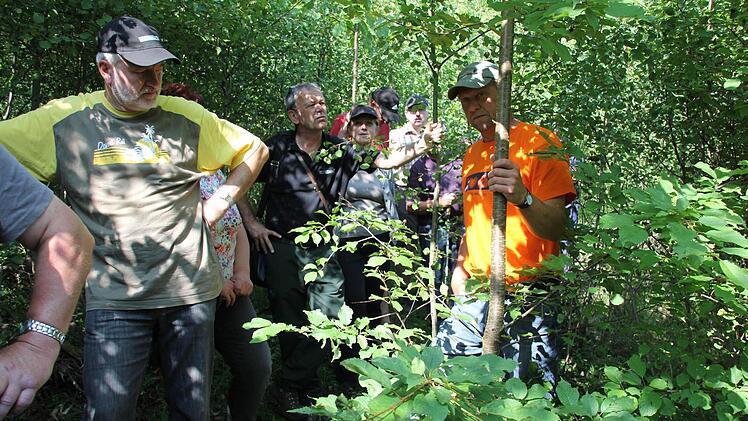 Franz Dorsch (rechts) hält einen Zukunftsbaum in der Hand.