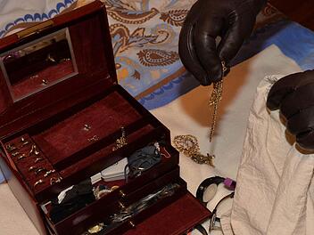 Die beiden Einbrecher hatten es laut der Anklageschrift vor allem auf teuren Schmuck abgesehen. Sie stiegen fast ausschließlich in Einfamilienhäuser ein. Symbolfoto: Ronald Rinklef