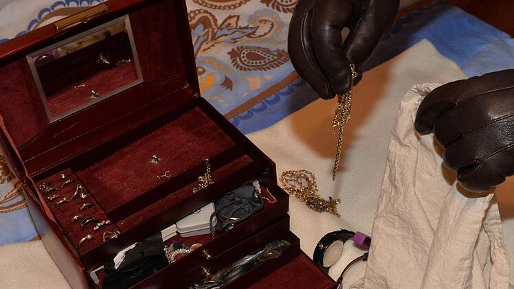 Die beiden Einbrecher hatten es laut der Anklageschrift vor allem auf teuren Schmuck abgesehen. Sie stiegen fast ausschließlich in Einfamilienhäuser ein. Symbolfoto: Ronald Rinklef