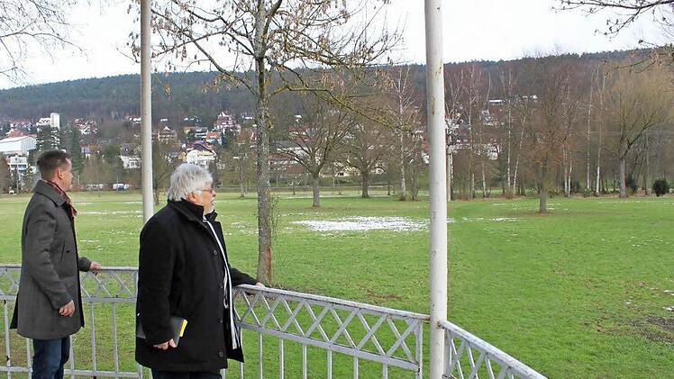 Vom Pavillon aus blicken Kurdirektor Thomas Beck und Bürgermeister Wolfgang Back in Richtung der geplanten Wasserfläche. Fotos: Thomas Mäuser