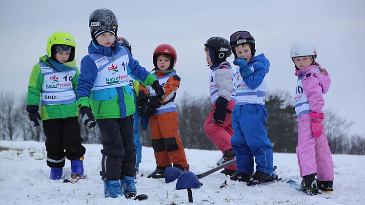 Probieren geht über studieren - die Kinder übten eifig das Gleiten. Foto: Matthias Einwag