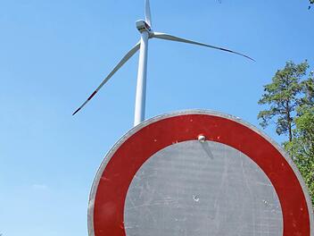 Aus Sicherheitsgründen bleibt die Zufahrt zum defekten Windrad bei Münnerstadt bis zum Ende der anstehenden Reparaturarbeiten gesperrt. Foto: Heike Beudert
