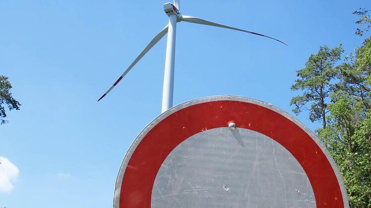 Aus Sicherheitsgründen bleibt die Zufahrt zum defekten Windrad bei Münnerstadt bis zum Ende der anstehenden Reparaturarbeiten gesperrt. Foto: Heike Beudert