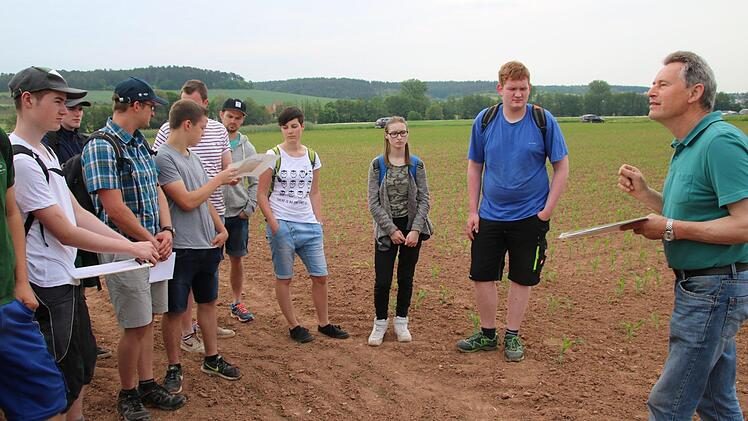 Die Schüler des Berufsgrundschuljahres Landwirtschaft erhielten bereits einen Einblick in die Schauversuche. Foto: Heike Beudert