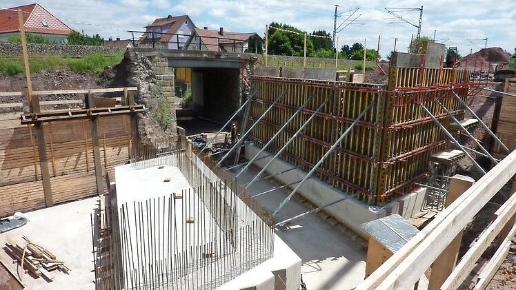Während das Bauwerk im Bereich der Maxschachtstraße (links im Bild) eingeschoben wird, muss die Eisenbahnlinie "München - Berlin" drei Tage lang komplett gesperrt werden.  Foto: Gerd Fleischmann