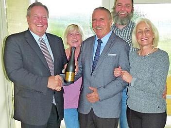 80. Geburtstag von Joachim Ludwig in Untersteinach. Unser Bild zeigt (von links) Bürgermeister Volker Schmiechen, Monika Wetscheck, Joachim Ludwig sowie Michael und Daniela Ludwig.  Foto: Werner Oetter