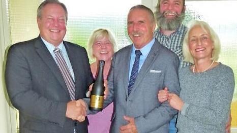 80. Geburtstag von Joachim Ludwig in Untersteinach. Unser Bild zeigt (von links) Bürgermeister Volker Schmiechen, Monika Wetscheck, Joachim Ludwig sowie Michael und Daniela Ludwig.  Foto: Werner Oetter