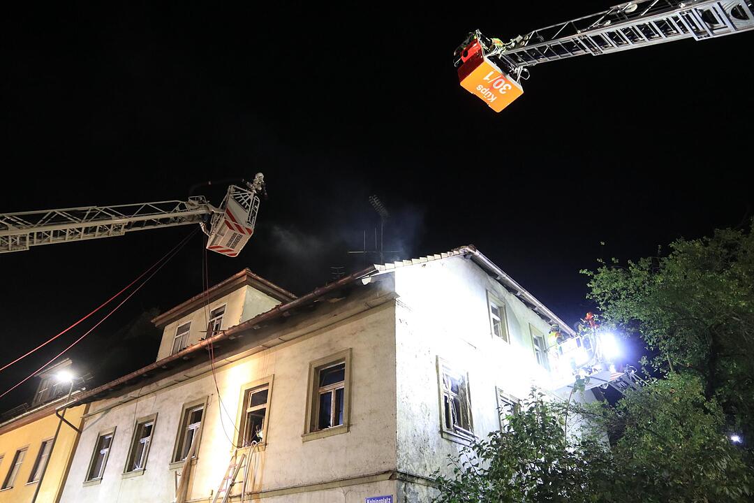 Dachstuhl in Flammen - Großeinsatz für Feuerwehr
