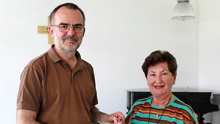 Erika Schneider schenkte Helmut Hof einen Glückbringer.