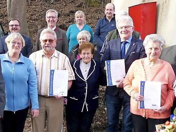Geehrte und Offizielle des VdK-Ortsverbands; im Bild (vorne, von links) Willi Bechmann, Gunda Ludwig, Dieter Eichner, Ruth Riegel, Bürgermeister Günther Hübner, Anni Opel, Walter Herrmann und Renate Opel sowie (dahinter, von links) Albert Kolb, Vorsitzender Alfred Baumgärtner, Monika Kuhmann, Christine Karl, Harald Riegel und Helmut Hofmann (verdeckt) Dieter Hübner