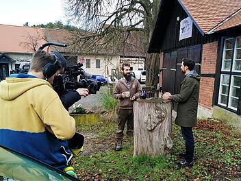 BR-Redakteur Matthias Luginger (rechts im Bild) im Gespräch mit Simon Koch in der Strullendorfer Mühlenschmiede.  Foto: Andrea Spörlein