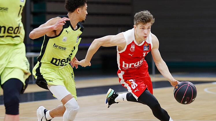 Bambergs Bennet Hundt (rechts) bekommt es wie in diesem Vorbereitungsspiel am Mittwochabend nicht mehr mit dem Bayreuther Neuzugang Ryan Woolridge zu tun.  Medi trennte sich am Dienstag vom 24-jährigen US-Amerikaner. Vom  Foto: Daniel Löb