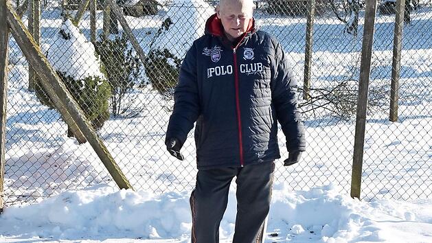 F&uuml;r seine aktuell gut 60 H&uuml;hner schaufelt Horst Maier Laufwege im Schnee frei.