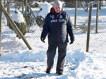 Für seine aktuell gut 60 Hühner schaufelt Horst Maier Laufwege im Schnee frei.