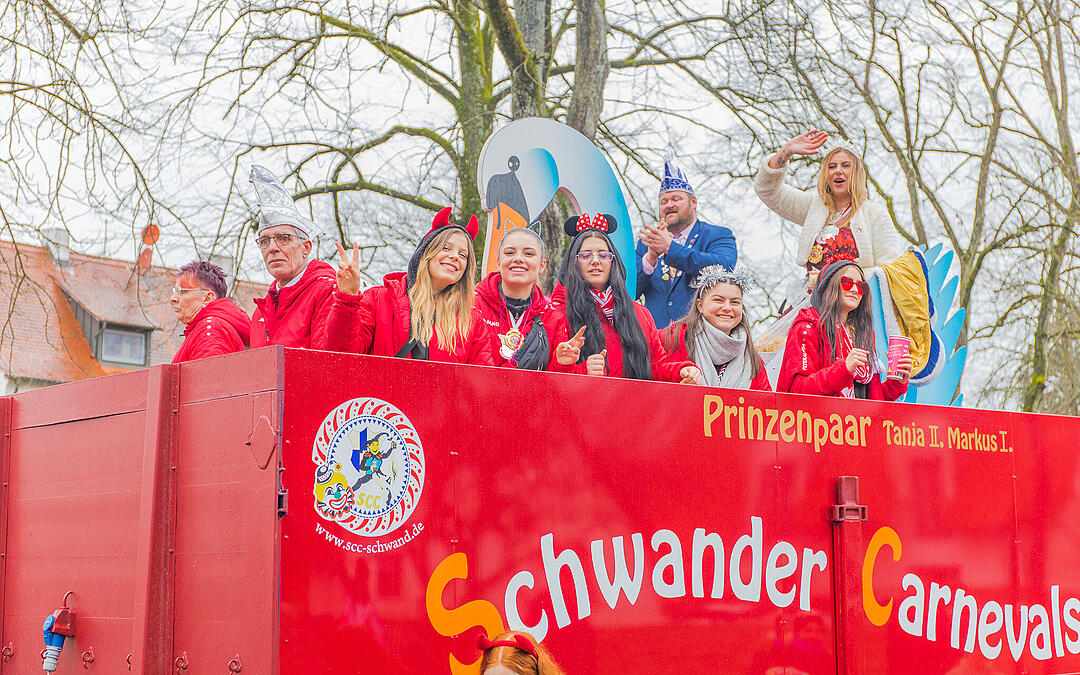 Buntes Faschingstreiben begeistert groß und klein.