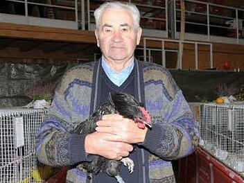 Herrmann Zell mit seinem Siegerzwerghuhn der Rasse Zwerg-Orpington  Foto: Roland Meister