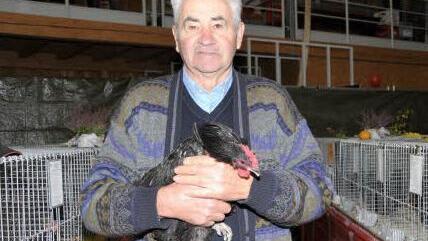 Herrmann Zell mit seinem Siegerzwerghuhn der Rasse Zwerg-Orpington  Foto: Roland Meister