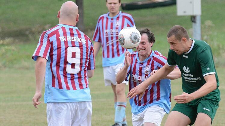Kopfball durch die Lücke: Manuel Keß, Stefan Krauß und Christian Erhard (von links) vom TSV Euerdorf können Simon Hereth vom FC Untererthal II nicht entscheidend stören. Foto: ssp