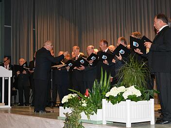 Landkreismännerchor, hier unter der Leitung von Elmar Brehm, war am Konzert in Bad Bocklet ebenso beteiligt, wie der gemeinsame Männerchor Burkardroth/ Reiterswiesen, der Gesangverein Edelweiß 1898 Winkels und der Singkreis Slawianka. Fotos: Björn Hein