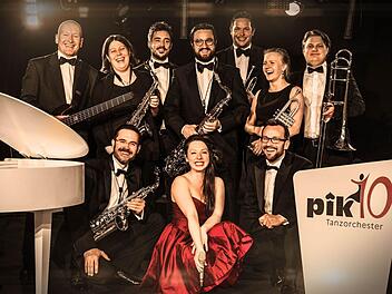 Gruppenbild mit Gesangsdame: das Tanzorchester "pik10" mit den Bandgründern Peter Übelmesser (vorne links) und Karsten Friedrich (vorne rechts). Foto: pik10