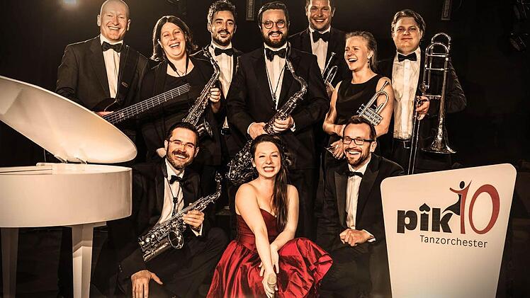 Gruppenbild mit Gesangsdame: das Tanzorchester "pik10" mit den Bandgründern Peter Übelmesser (vorne links) und Karsten Friedrich (vorne rechts). Foto: pik10