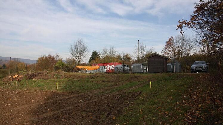 Der Platz für Parkplätze hinter dem Bauhof ist abgesteckt. Foto: Galster