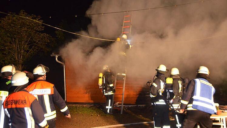 Zum Brand eines Gartenhäuschens in Bad Kissingen ist die Feuerwehr in der Nacht zum Donnerstag ausgerückt. Foto: Peter Rauch