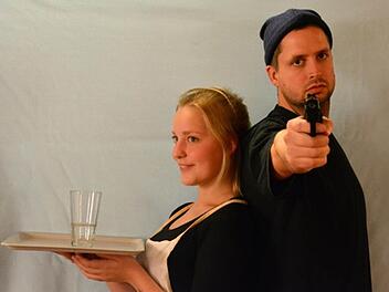 Gibt heuer ihr Debüt: Talitha Kemnitzer - hier im Bild mit Martin Geiger, der diesmal einen Bankräuber spielt. Fotos: Jörg de Ridder