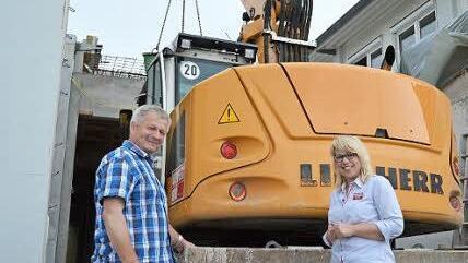 Der Umbau des Rewe-Markts im Ma&szlig;bacher Gewerbegebiet Lange Heidig hat begonnen. Marktleiterin Martina Fr&ouml;hlich-Wehner erkundigt sich bei Baumaschinenf&uuml;hrer Gerhard Borst von der bauausf&uuml;hrenden Firma Weipert (Ma&szlig;bach) nach dem Stand der Dinge.  Foto: Isolde Krapf