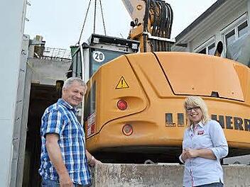 Der Umbau des Rewe-Markts im Maßbacher Gewerbegebiet Lange Heidig hat begonnen. Marktleiterin Martina Fröhlich-Wehner erkundigt sich bei Baumaschinenführer Gerhard Borst von der bauausführenden Firma Weipert (Maßbach) nach dem Stand der Dinge.  Foto: Isolde Krapf