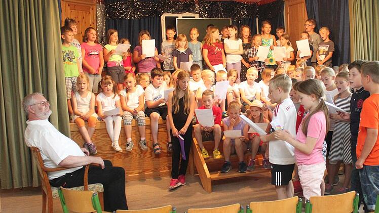 Michael Barnickel (l.) genießt den musikalischen Auftritt des Leuchsentaler Grundschulchors. Foto: Gerd Klemenz